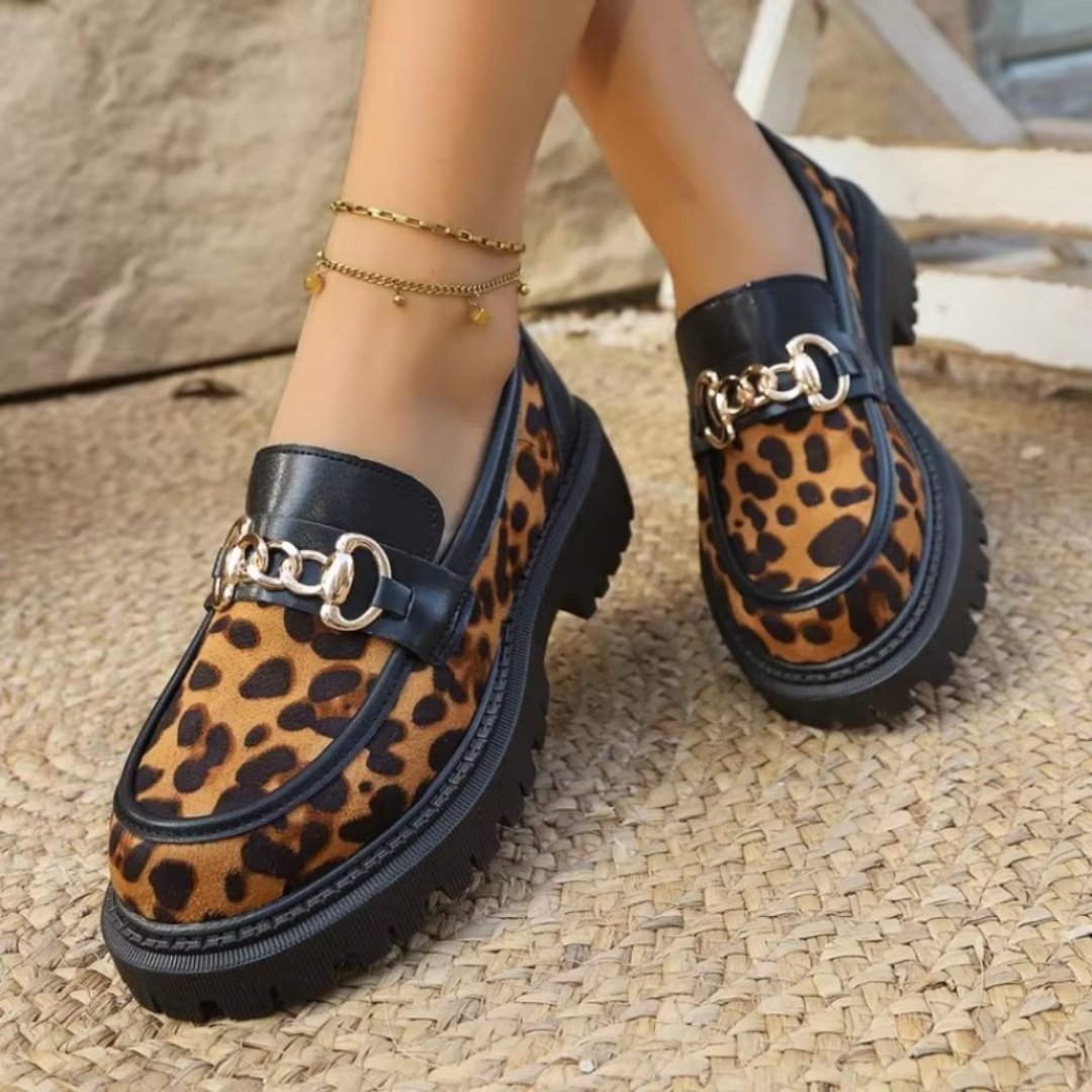 Mocassins femme imprimé léopard à finitions noires et chaîne dorée sur le dessus