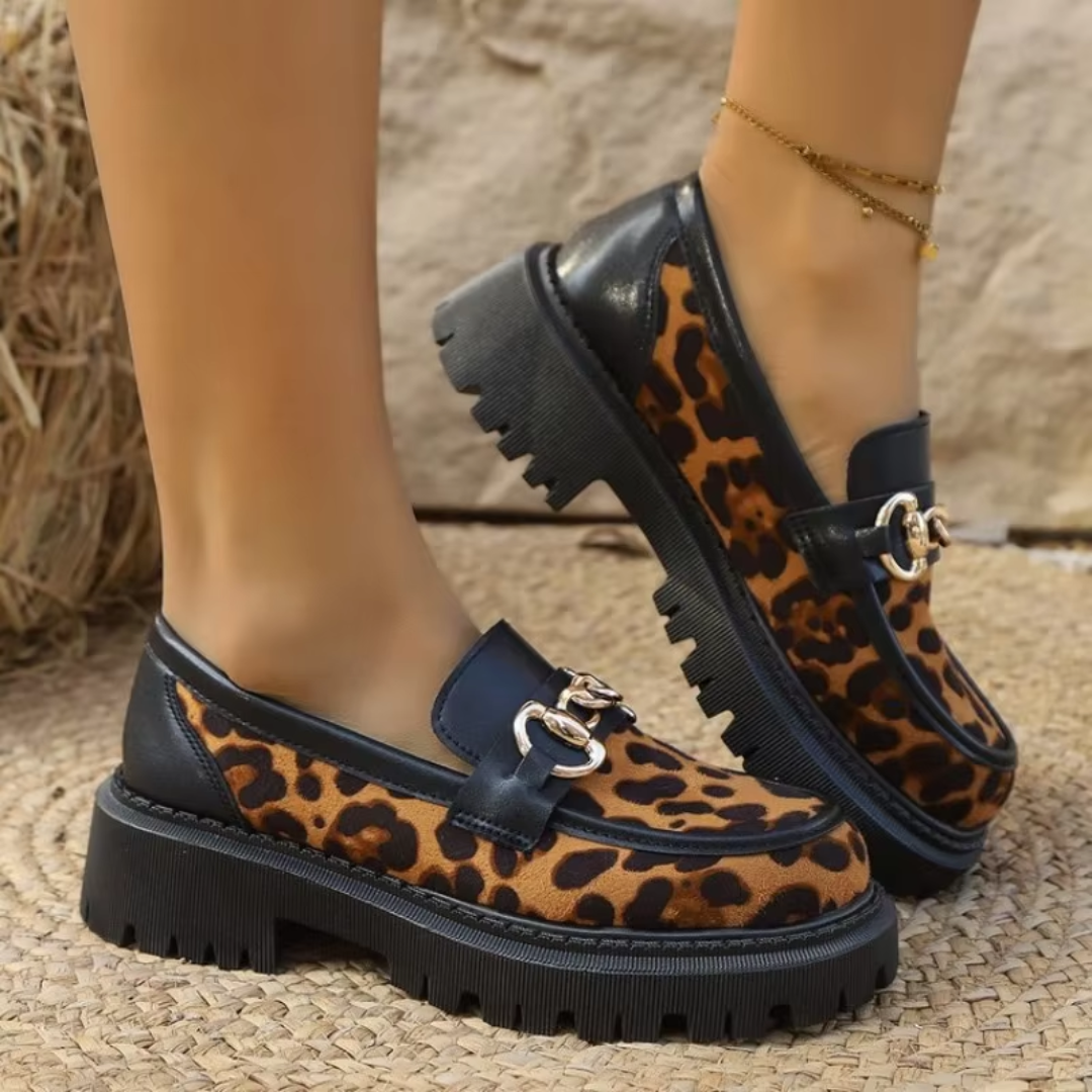 Mocassins léopard à brides noires portés, plateforme crantée vue de profil