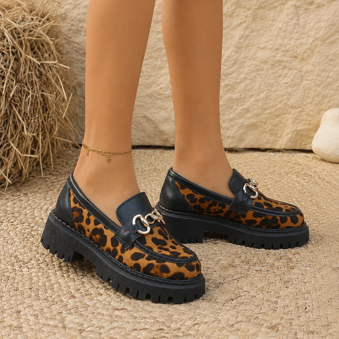 Mocassins femme léopard noirs portés pieds nus, semelle épaisse crantée bien visible