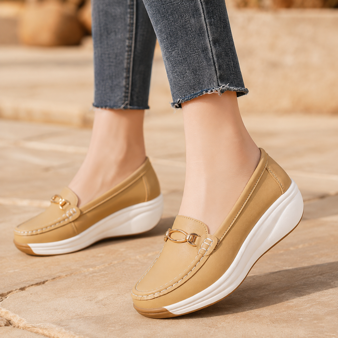 Mocassins camel portés en extérieur, plateforme épaisse et surpiqûres apparentes