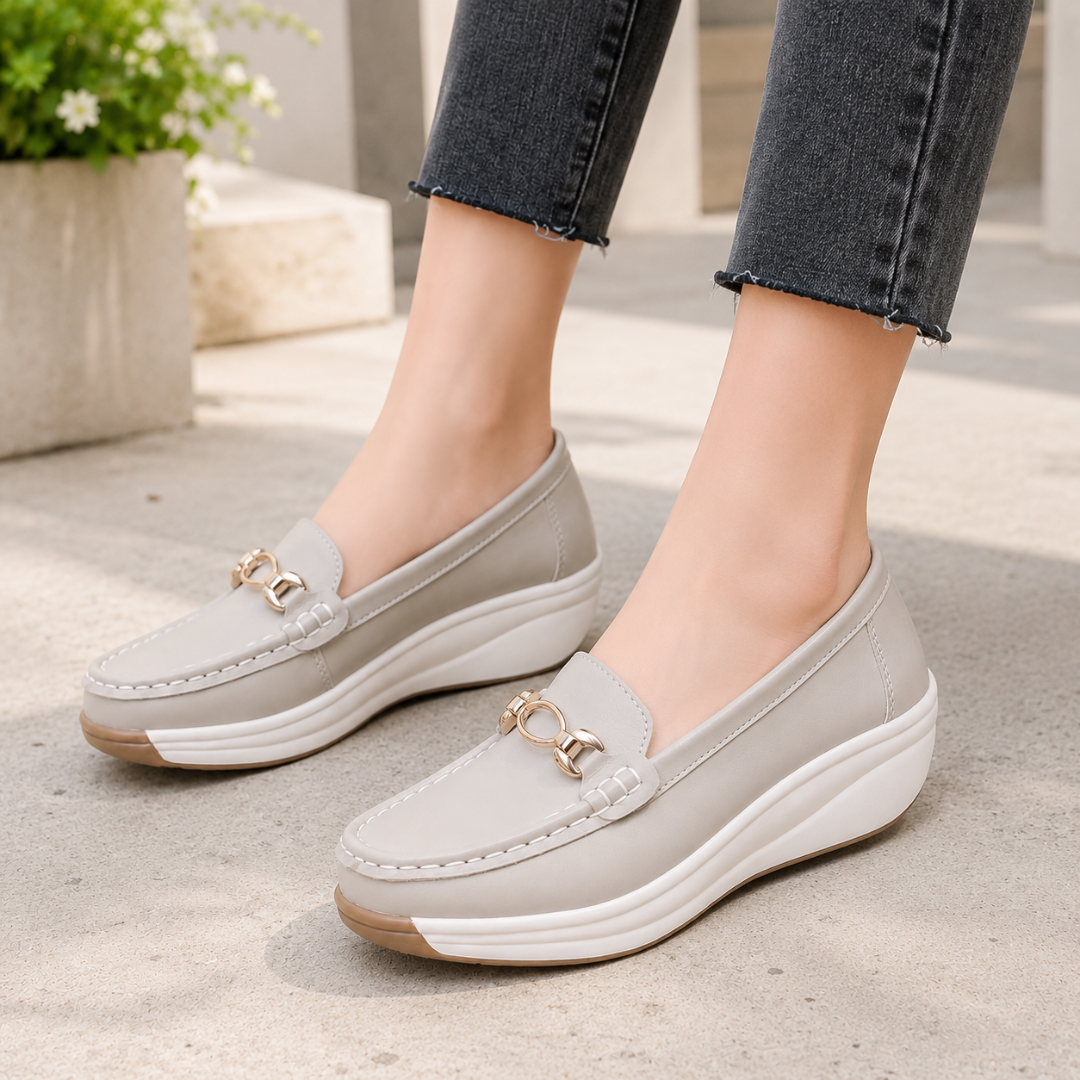 Mocassins femme gris clair, ornement doré et semelle compensée blanche à liseré