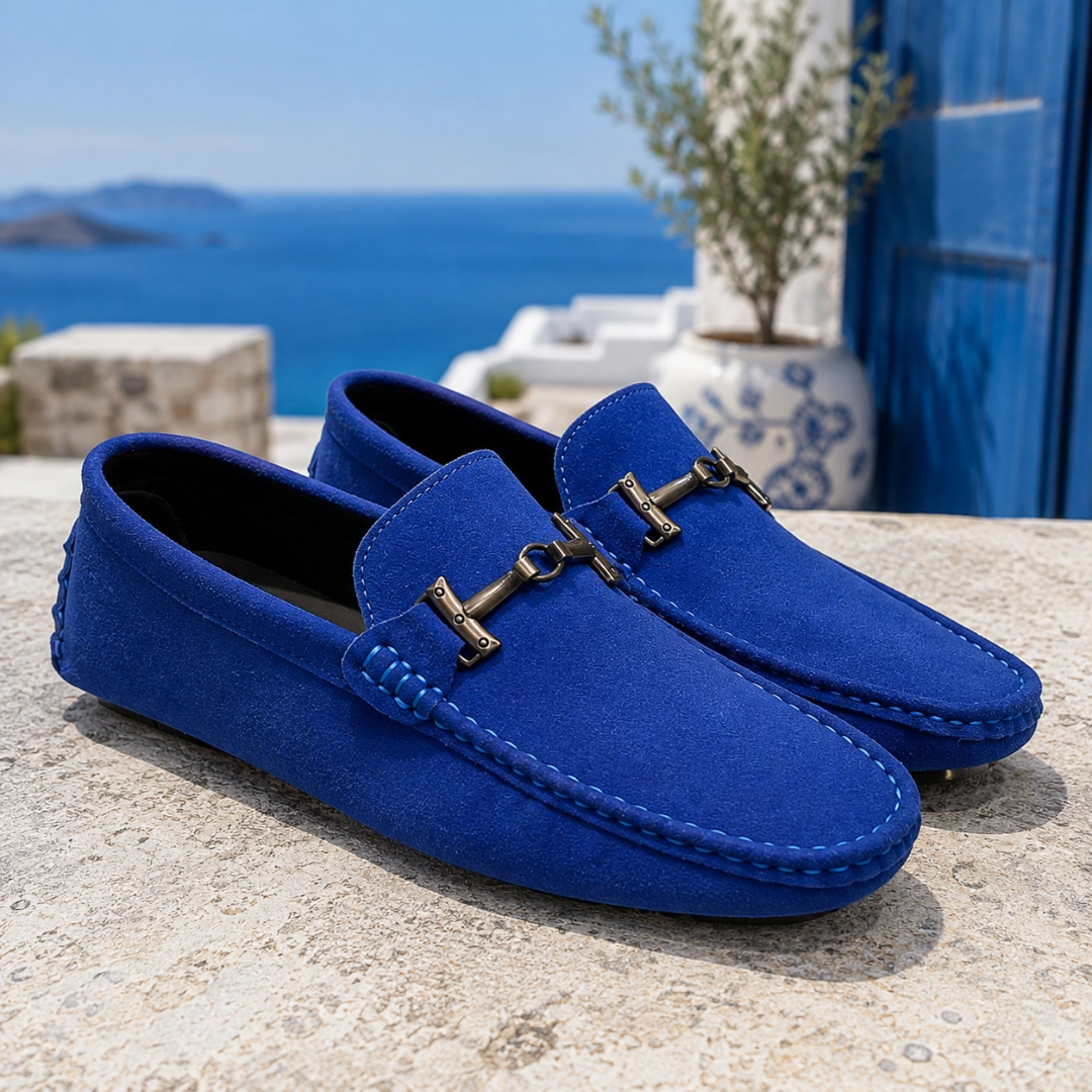 Mocassins bleus vifs face à la mer, patte avant et coutures nettes