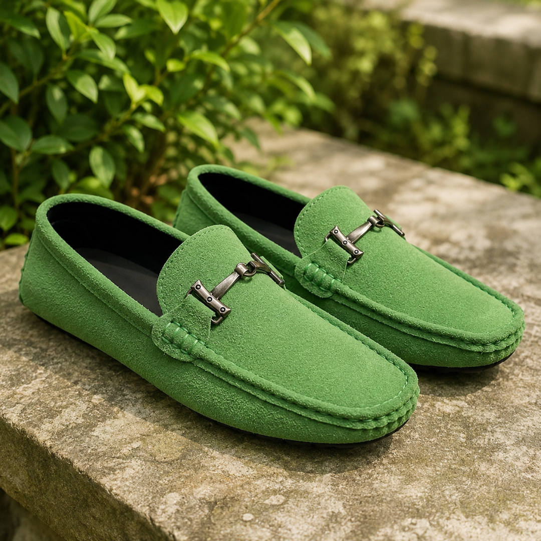 Mocassins verts sur muret de pierre, détail métallique et couture périphérique marquée