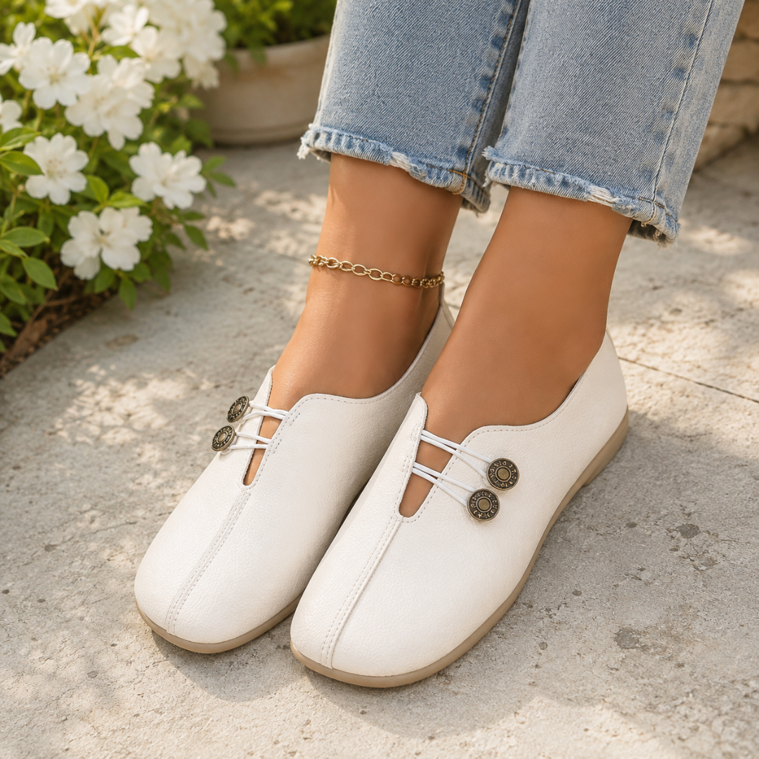 Mocassins femme blancs à lacets élastiques clairs et semelle plate beige