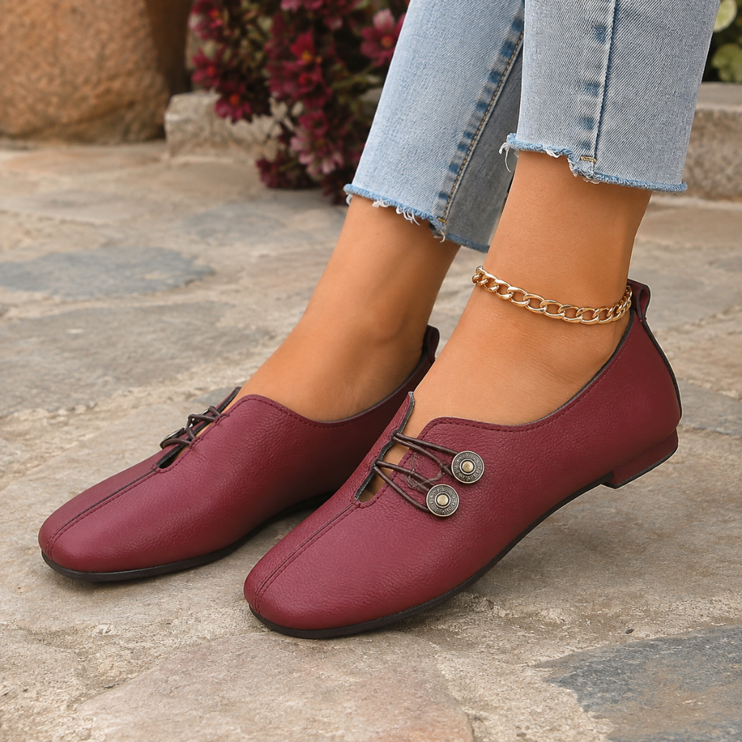 Mocassins femme bordeaux à semelle plate et laçage élastique avec boutons patinés