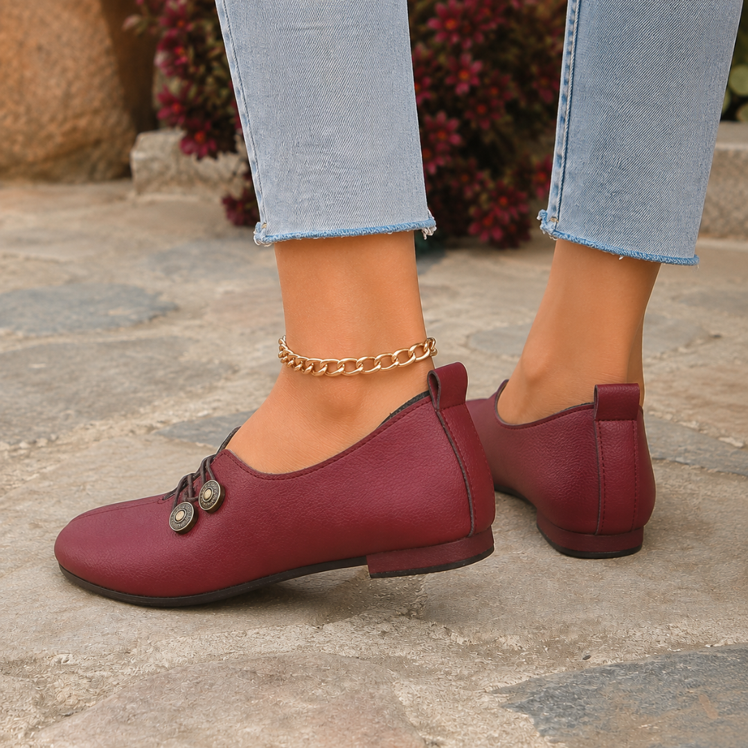 Mocassin bordeaux vu de profil, tirette au talon et tige basse échancrée