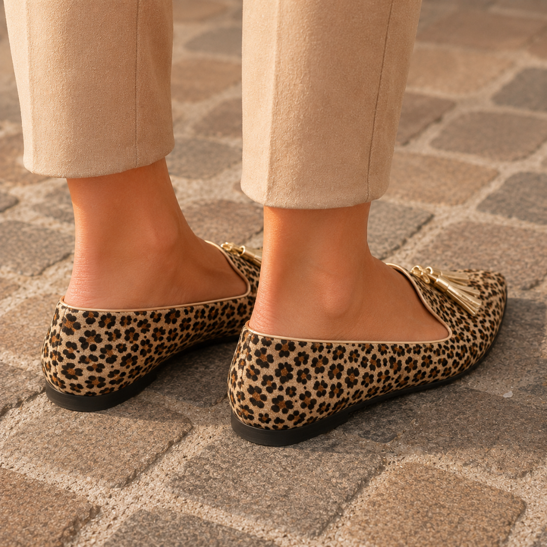 Vue arrière des mocassins léopard beige, talon plat et finition dorée discrète