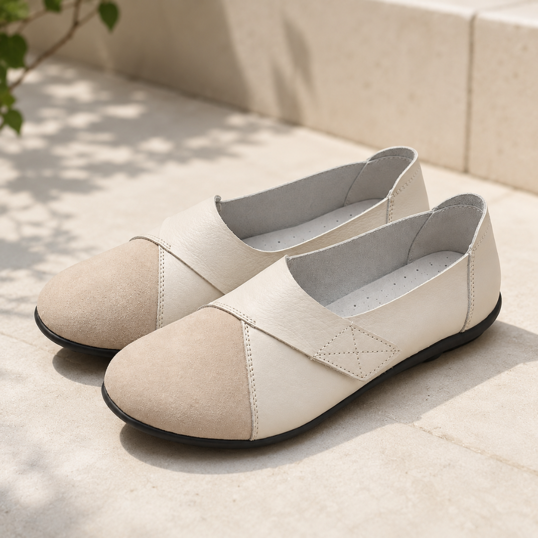 Mocassins femme blanc crème, bout rond contrasté, intérieur clair et semelle fine noire