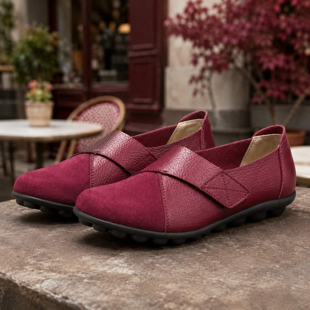 Mocassins femme bordeaux, bride croisée brillante et bout rond mat, décor de terrasse