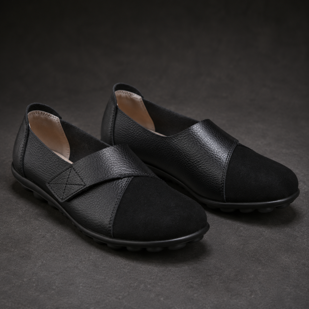 Mocassins plats noirs à bout mat contrasté, patte croisée et semelle discrète à picots
