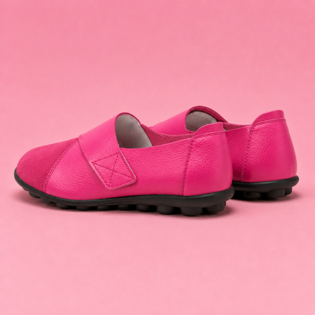 Mocassins rose vus de dos, coutures nettes le long du talon et semelle plate crantée