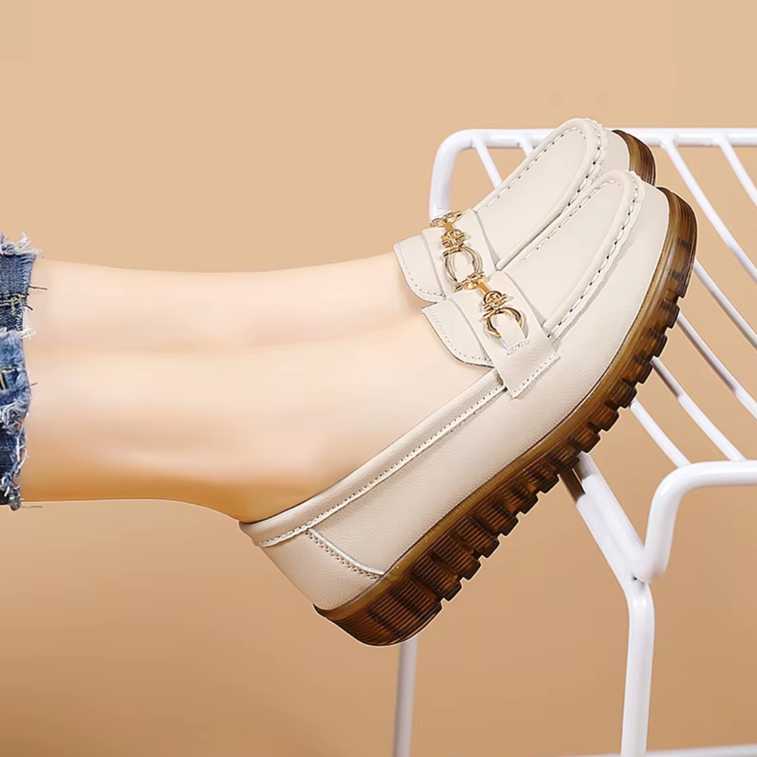 Mocassins beige détail semelle et empeigne, vue latérale