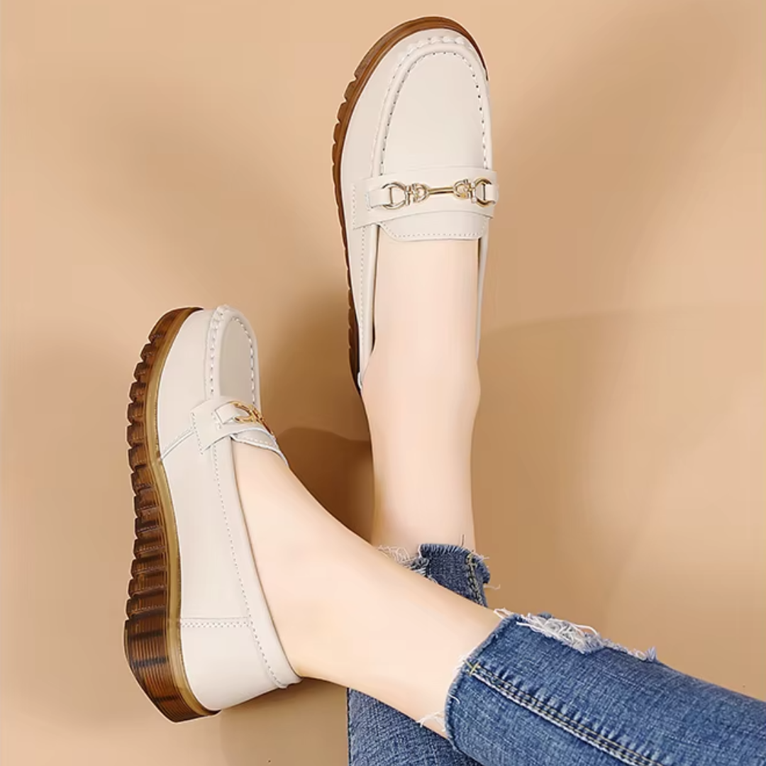 Mocassins beige portés, vue arrière avec jean cropped