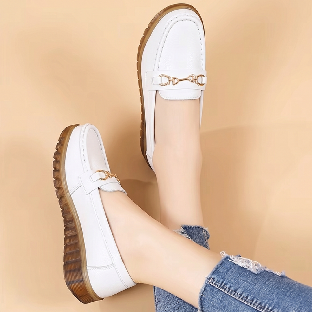 Mocassins blancs détail empeigne et coutures, vue rapprochée