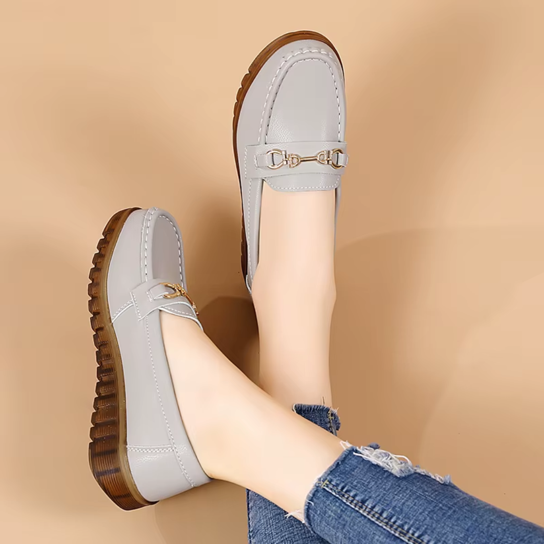 Mocassins gris portés, vue latérale avec jean décontracté