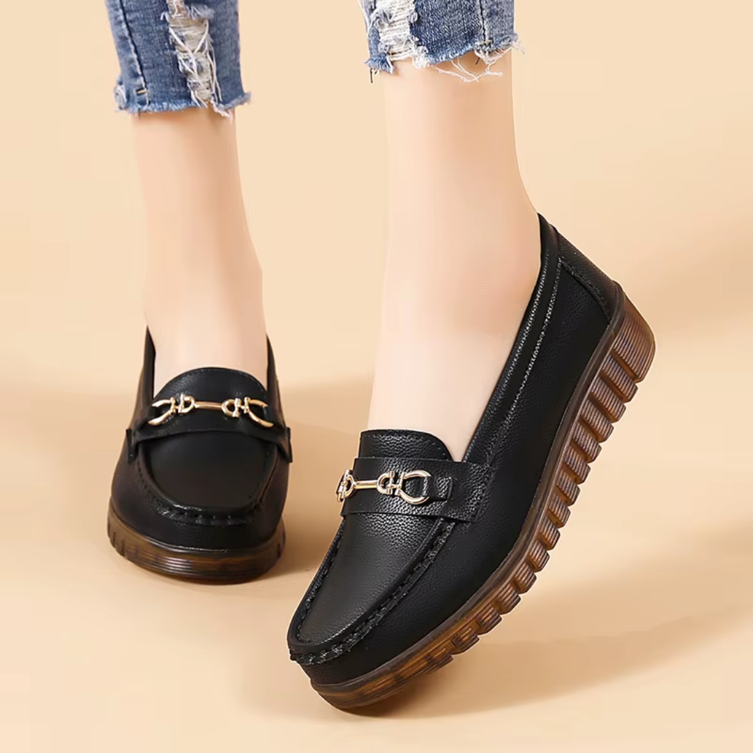 Mocassins femme noirs avec bride dorée, vue de face