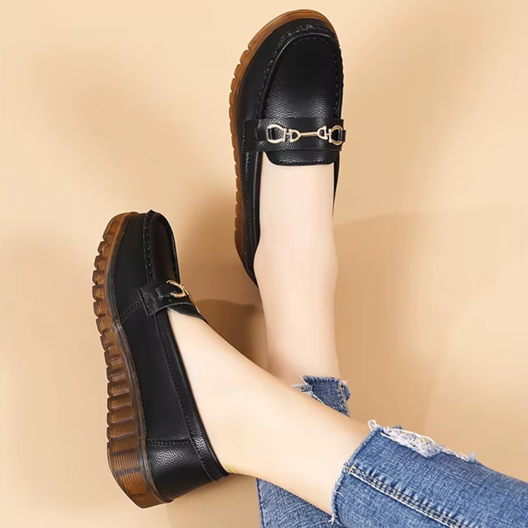 Mocassins noirs détail empeigne et bride métallique, vue rapprochée