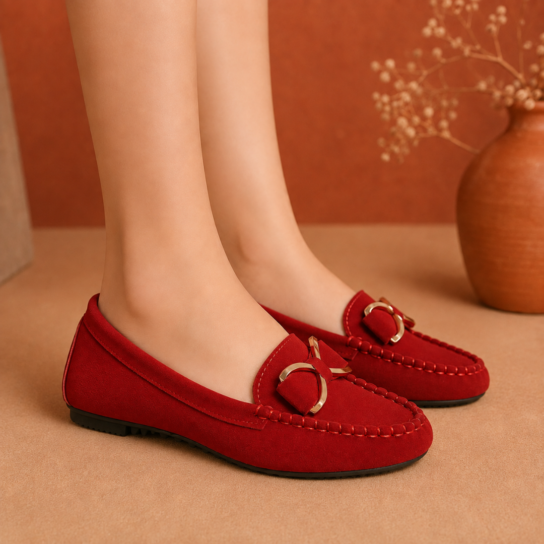 Mocassins femme rouges plats avec nœud métallisé doré et surpiqûres apparentes sur le pourtour