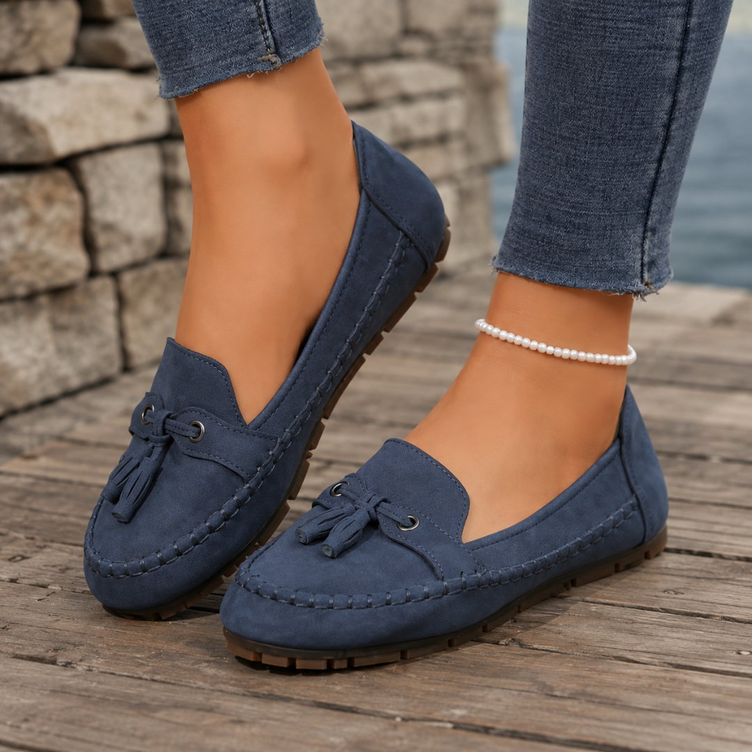 Mocassins femme bleu marine à pompons, bout arrondi surpiqué et semelle crantée souple