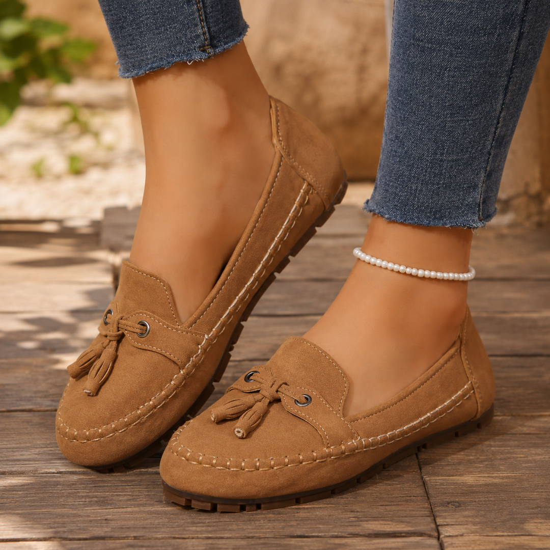 Mocassins femme marron clair à enfiler, pompons noués et coutures crème contrastées