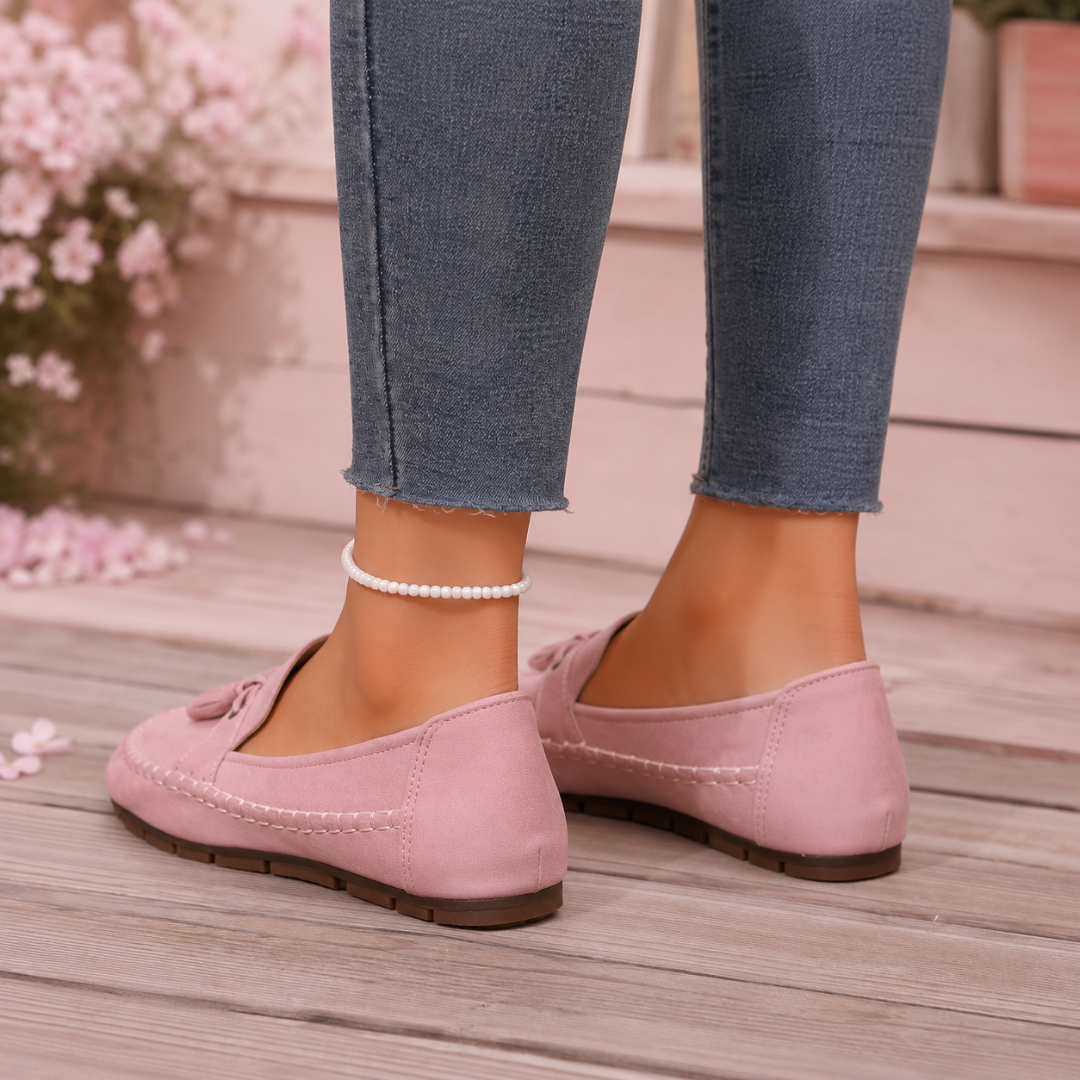 Vue arrière des mocassins femme rose montrant le talon plat et les coutures apparentes