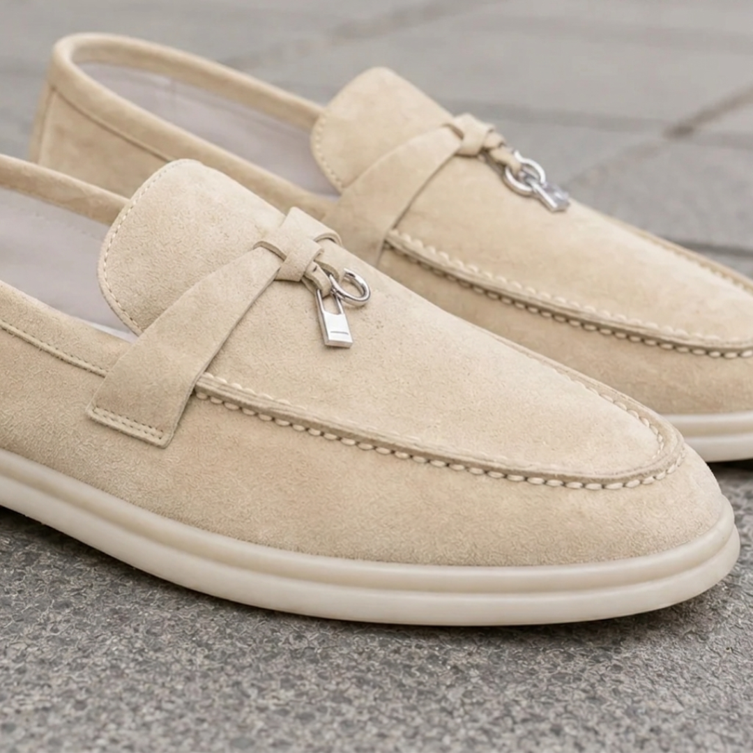 Mocassins femme beige plateforme portés en extérieur, vue latérale