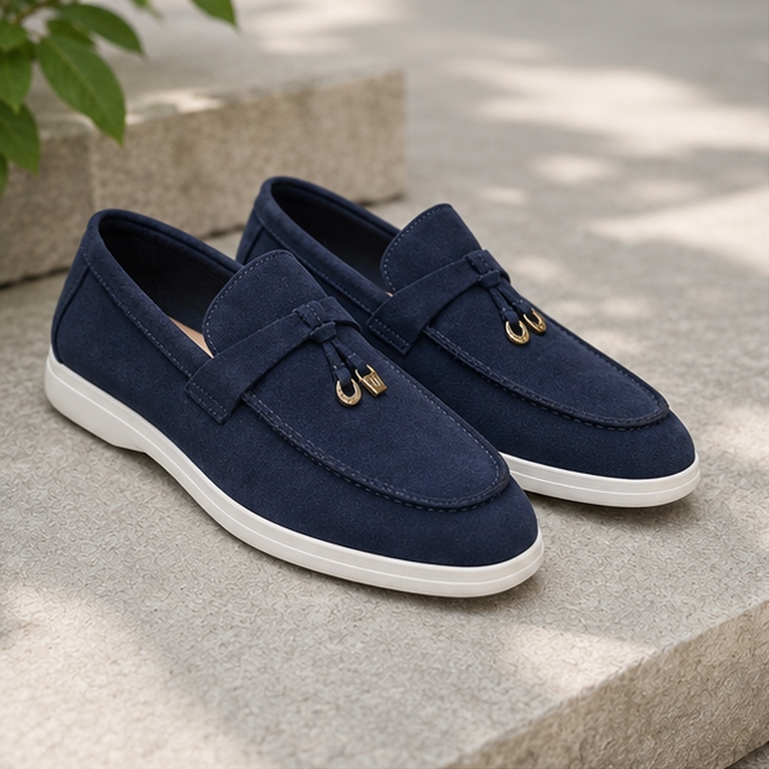 Mocassins homme bleu marine avec nœud, breloques dorées et semelle blanche