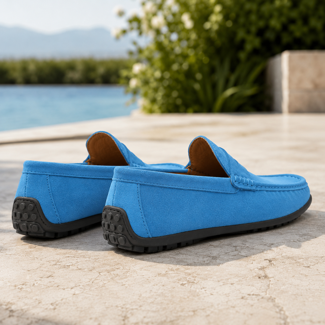 Vue arrière des mocassins homme bleu, talon souple et semelle noire à picots.