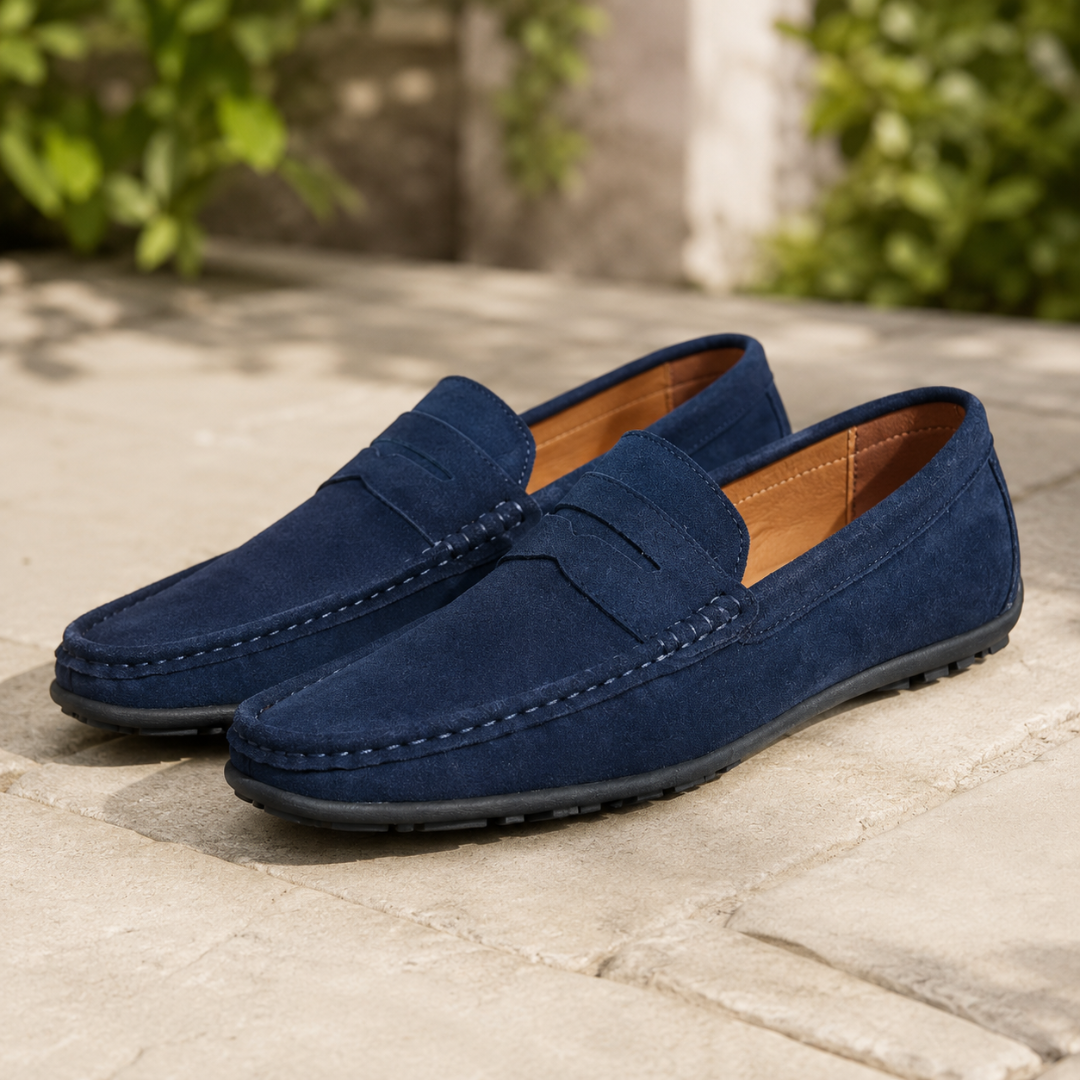 Mocassins homme bleu marine au toucher velouté, surpiqûres contrastées et semelle à picots.