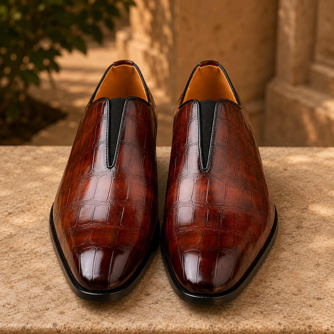 Mocassins homme marron à effet croco, vue de face avec inserts élastiques