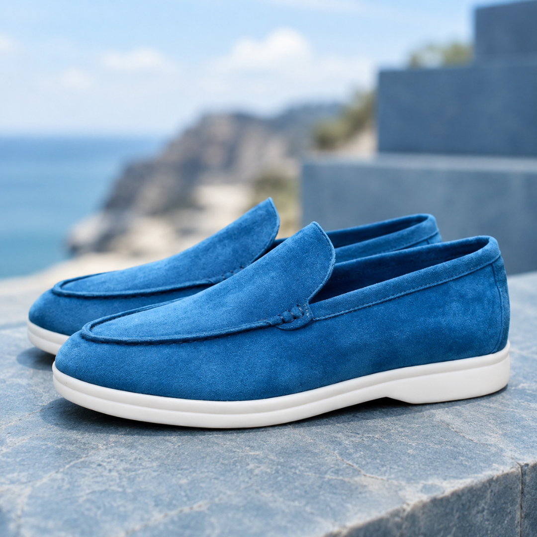 Mocassins homme bleu roi, bout rond surpiqué et semelle claire sur pierre bleutée
