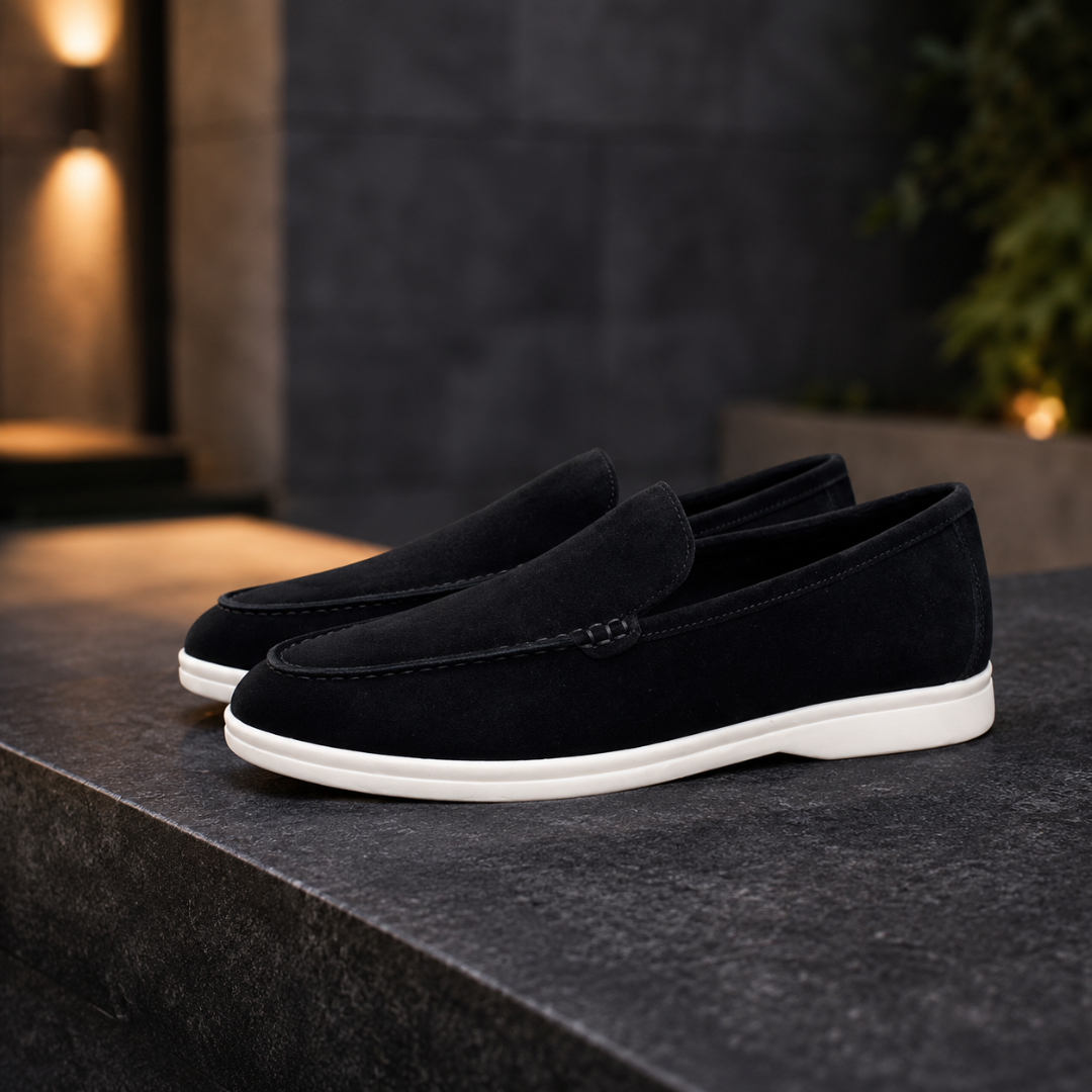 Mocassins homme noir, avant surpiqué discret et semelle blanche, ambiance nocturne