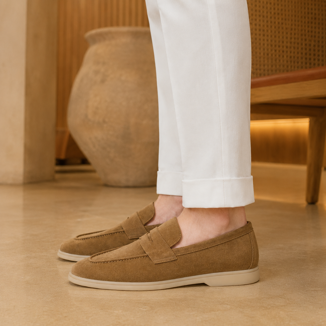 Paire de mocassins marron vue rapprochée, bride décorative et surpiqûres du bout apparentes