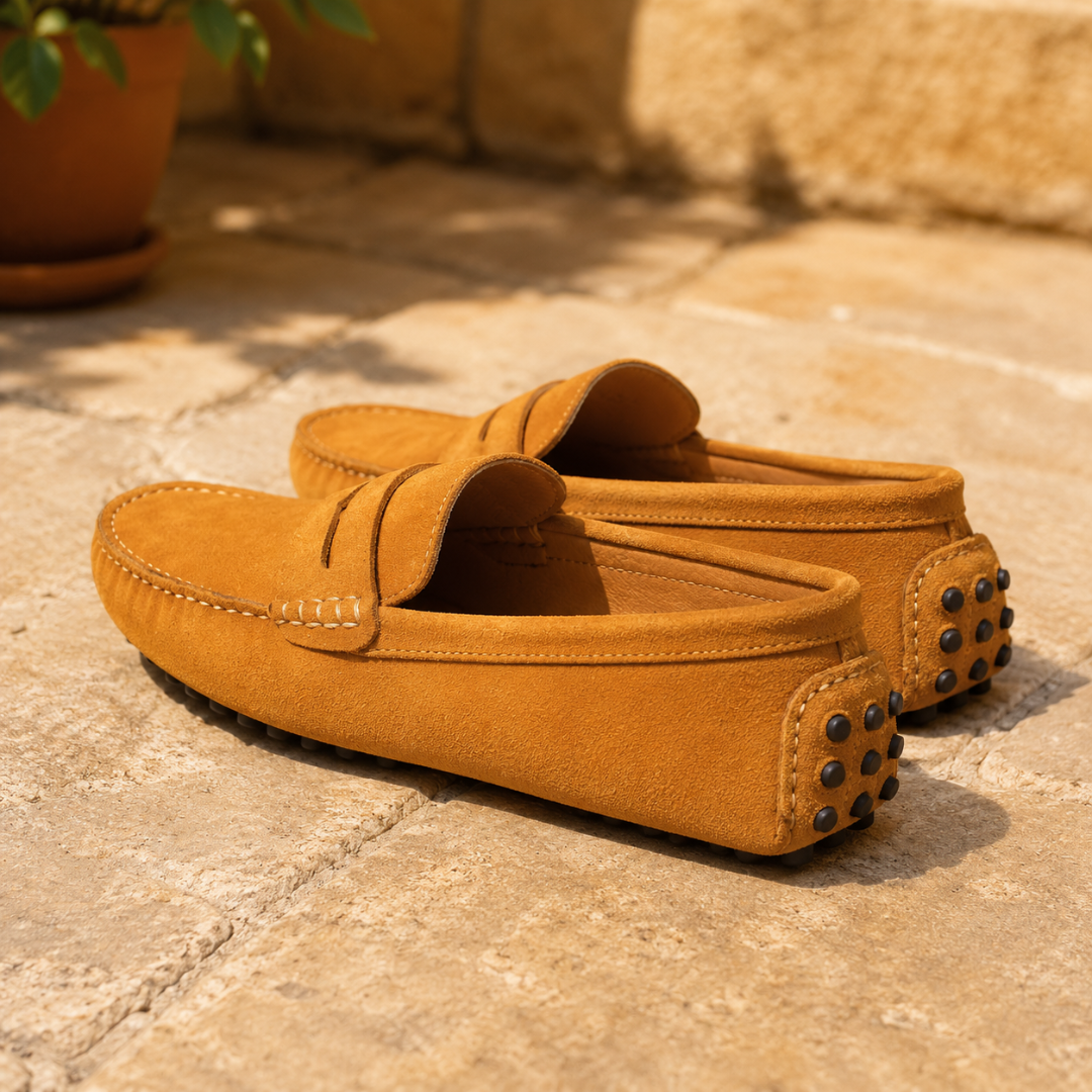 Mocassins homme camel vus de l'arrière avec picots noirs sur le talon