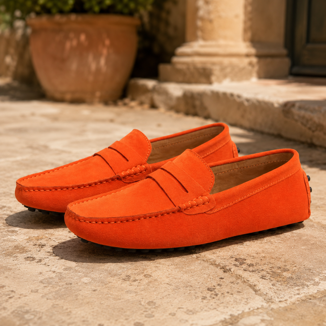 Mocassins homme orange vif au bout arrondi, intérieur clair et semelle à picots