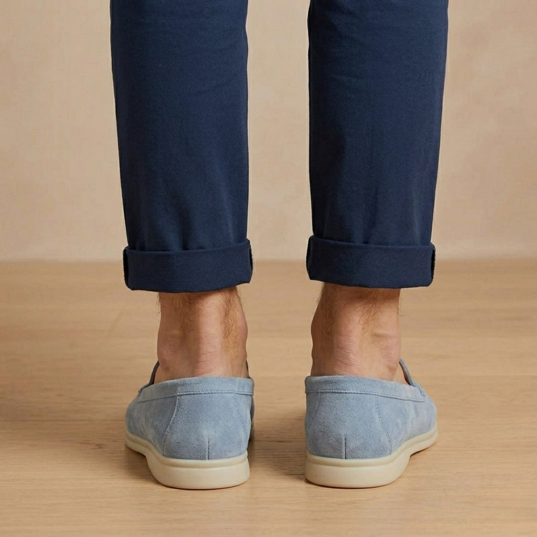Paire de mocassins bleu clair posée au sol, vue de dos