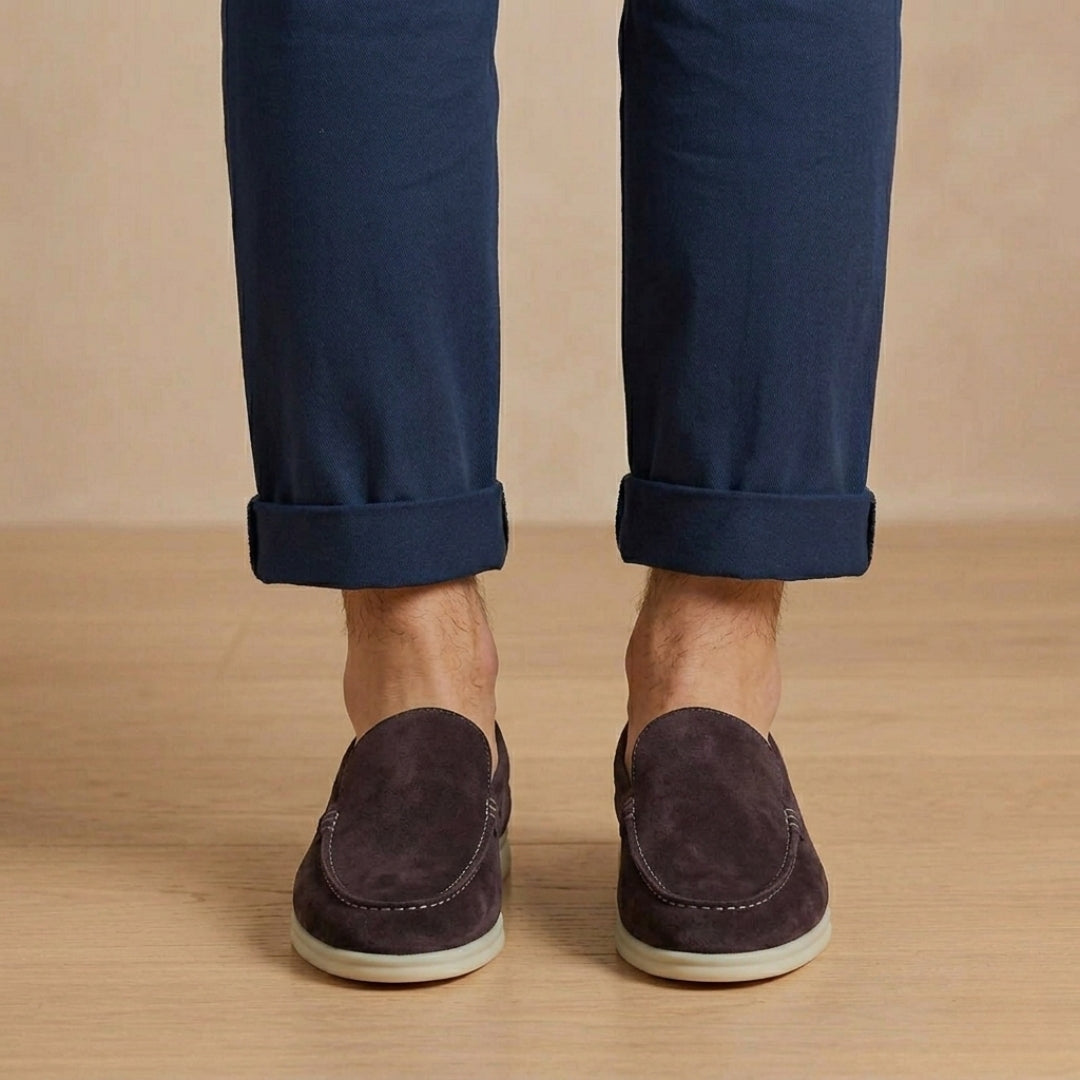 Mocassins homme suède bordeaux foncé, vue de face avec pantalon bleu