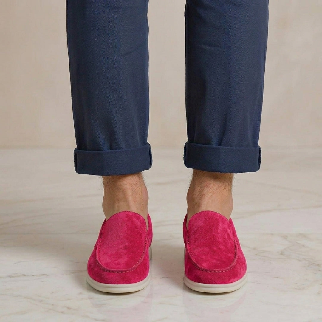 Mocassins suède rose fuchsia vif, portés avec chino marine