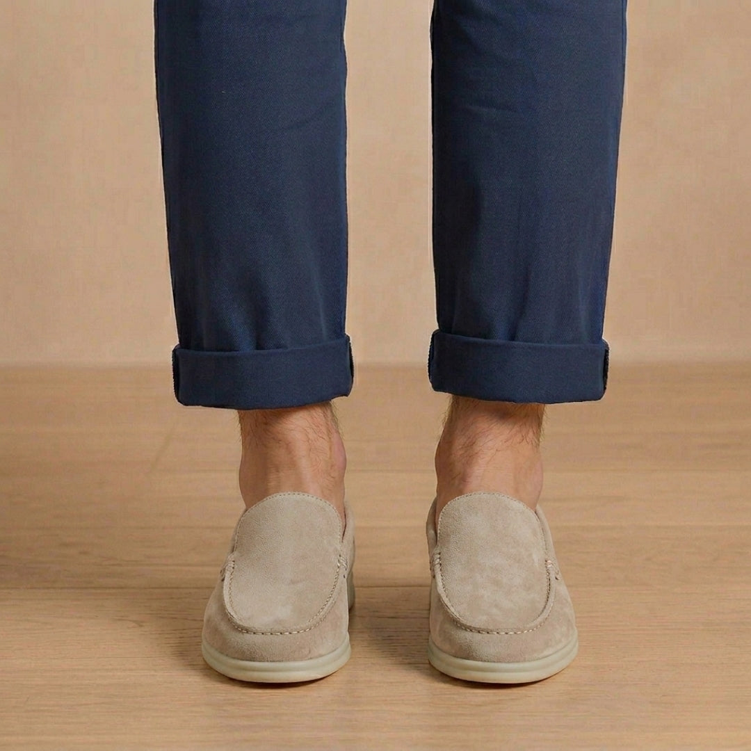 Mocassins suède gris clair, coupe slip-on, portés avec chino marine