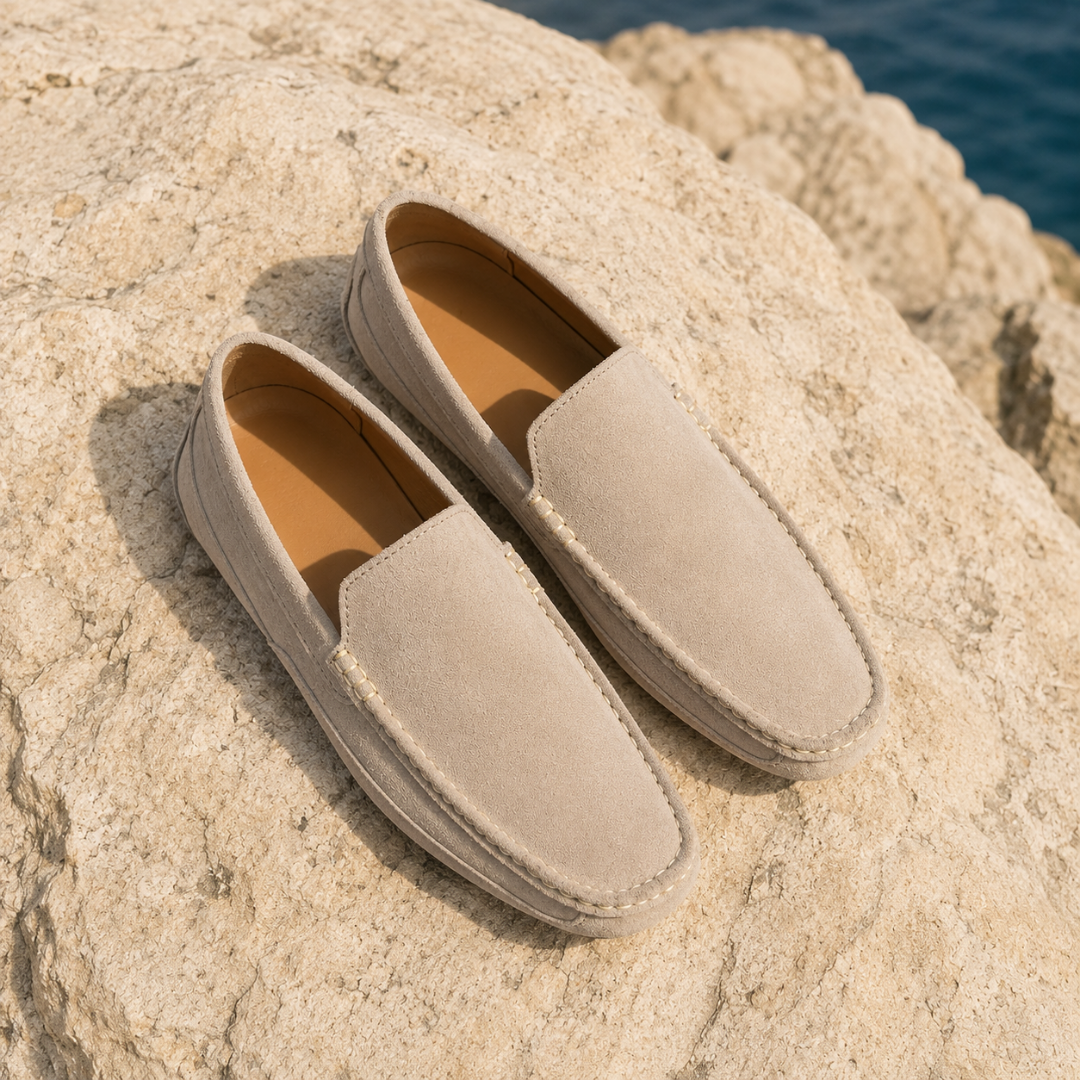 Mocassins homme beiges vus du dessus avec bout arrondi et bride décorative