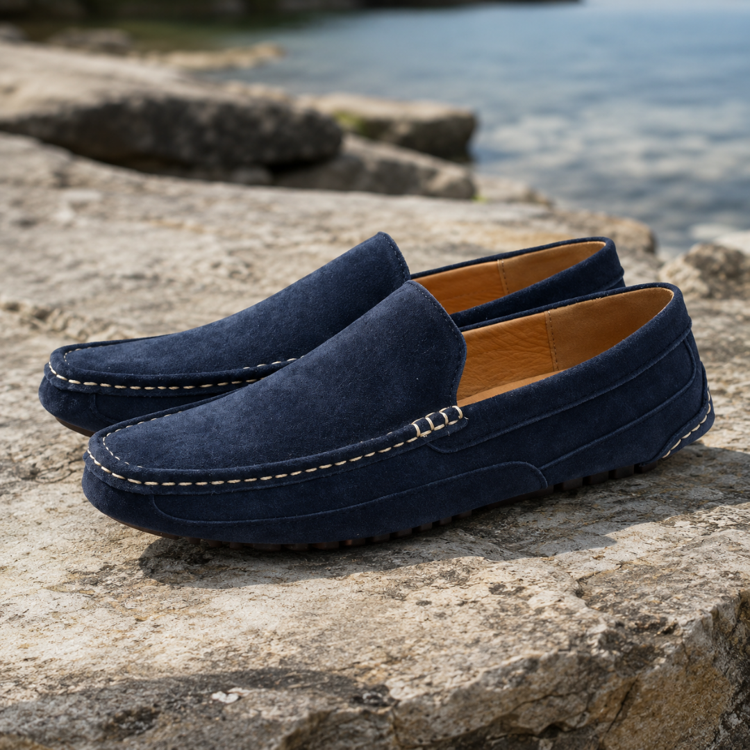 Mocassins homme bleu marine avec surpiqûres contrastées et semelle à picots