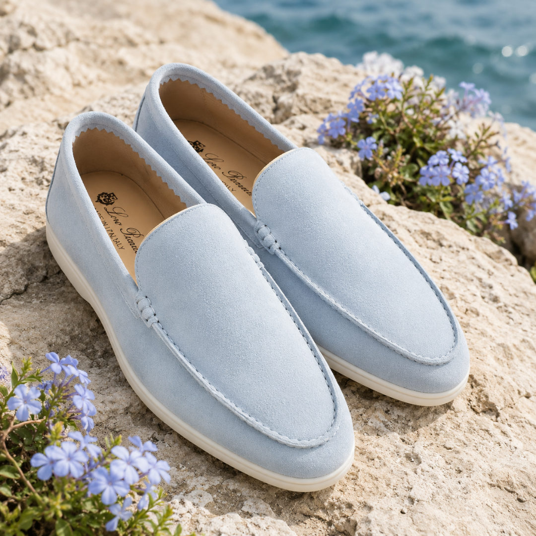 Mocassins homme bleu ciel posés près de fleurs, dessus uni et semelle blanche