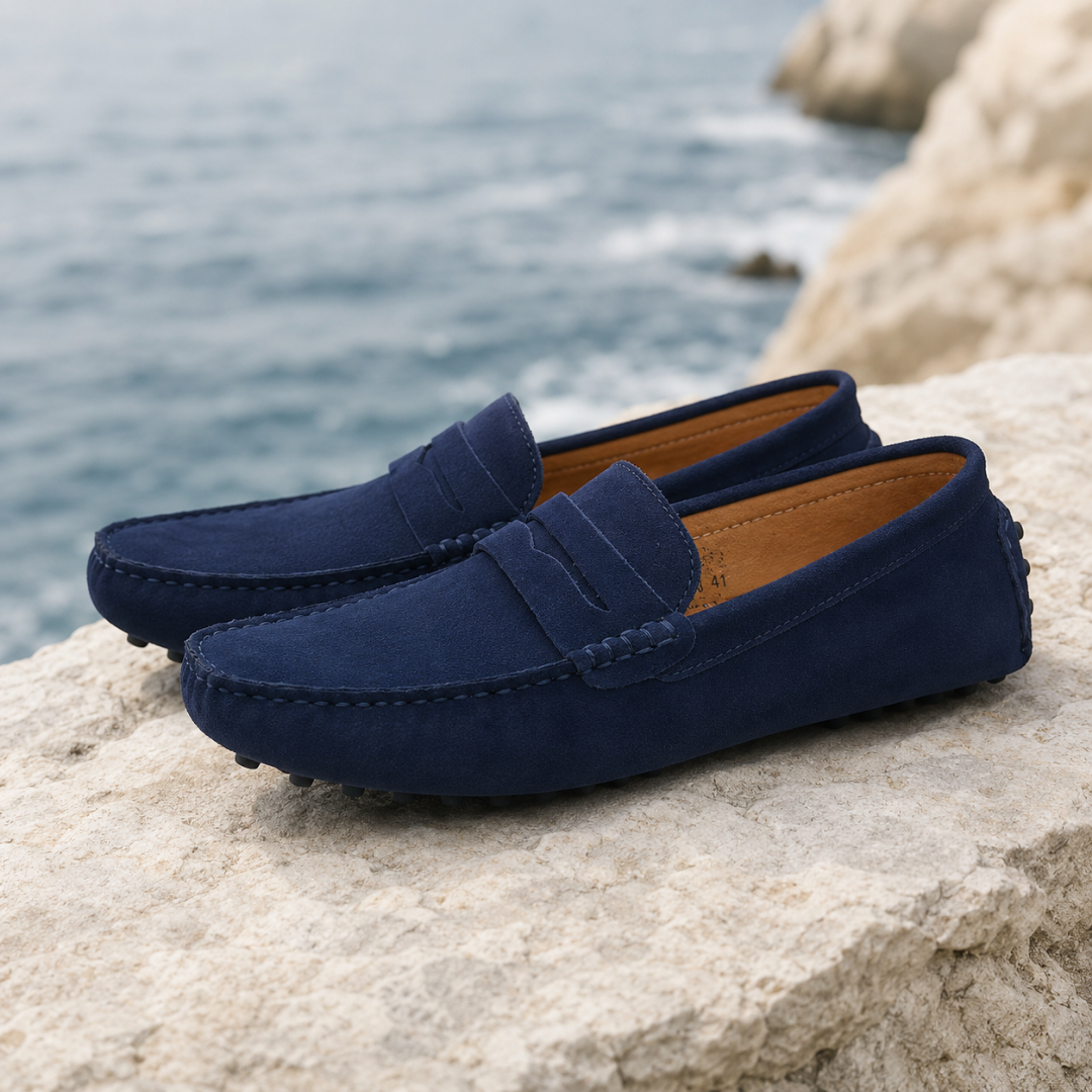 Mocassins homme bleu marine posés face à la mer, semelle à picots apparente