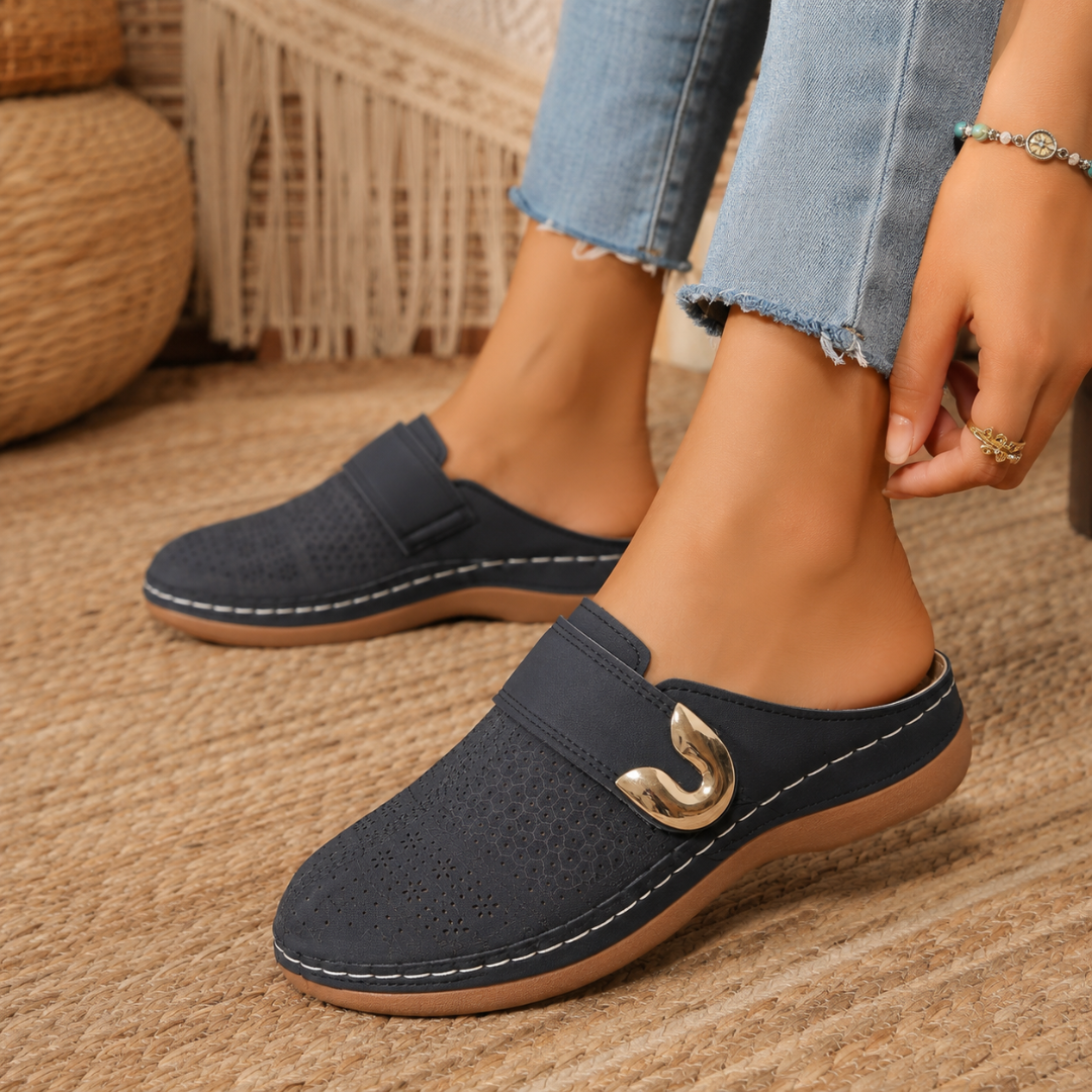 Mule femme bleue compensée avec boucle dorée, dos ouvert, vue côté