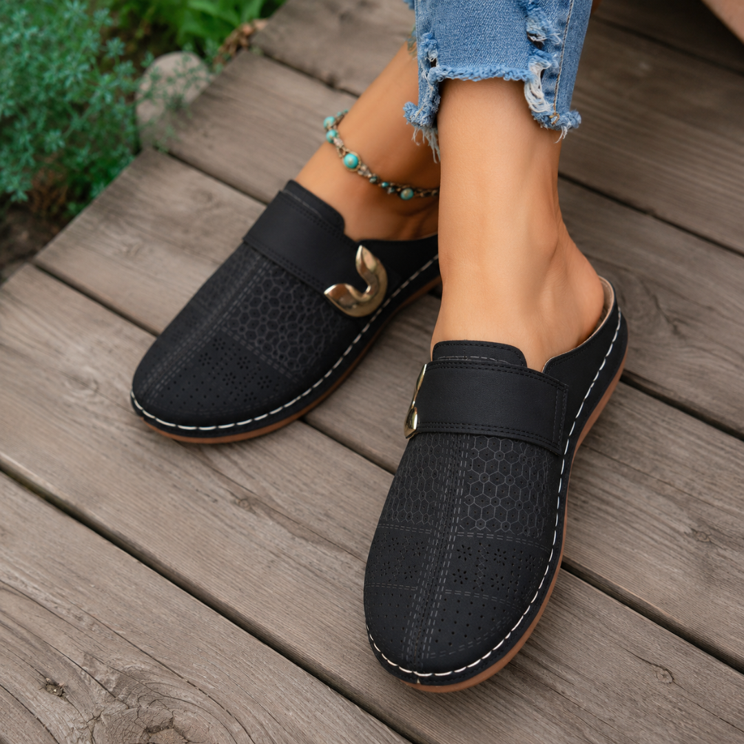 Mule femme noire compensée avec boucle dorée, dos ouvert, vue côté