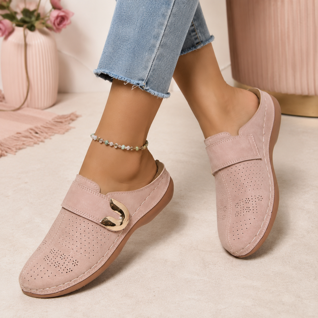 Mule femme rose compensée avec boucle dorée, vue de profil portée