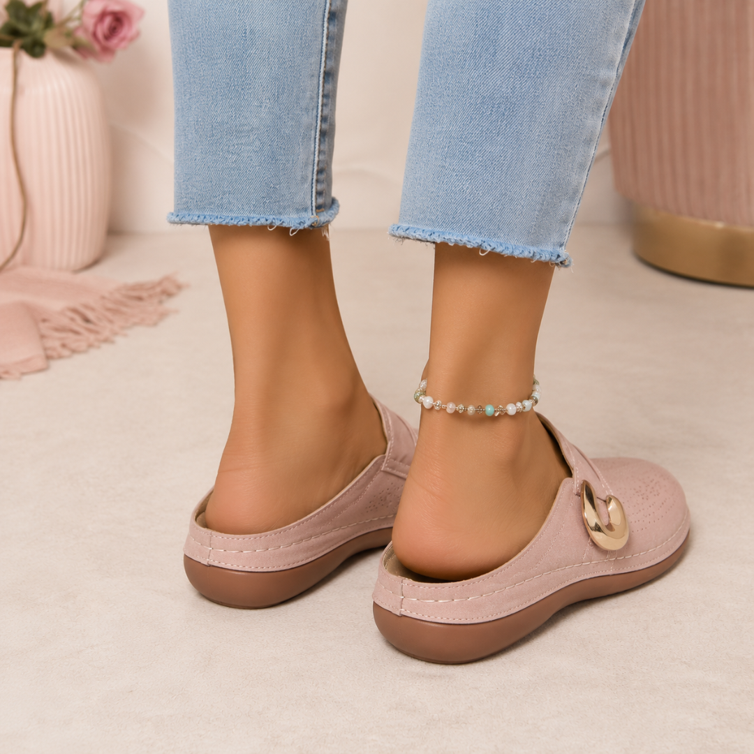 Paire de mules roses compensées sur fond neutre, vue d'ensemble