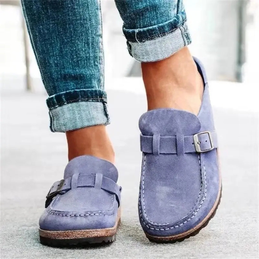 Mules femme lilas en suédine à bride boucle, pose décontractée avec jean
