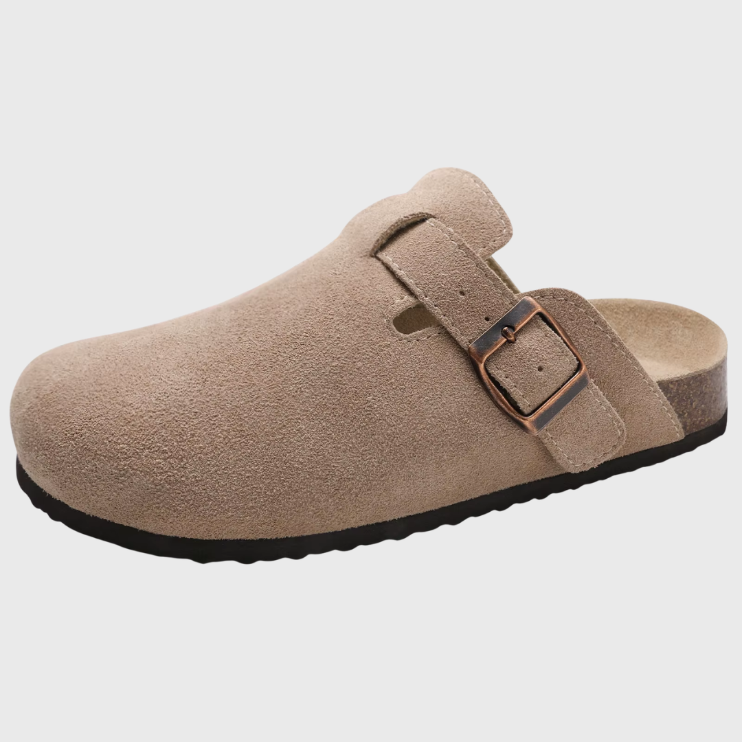 Mule bout fermé coloris beige en suédine, boucle dorée