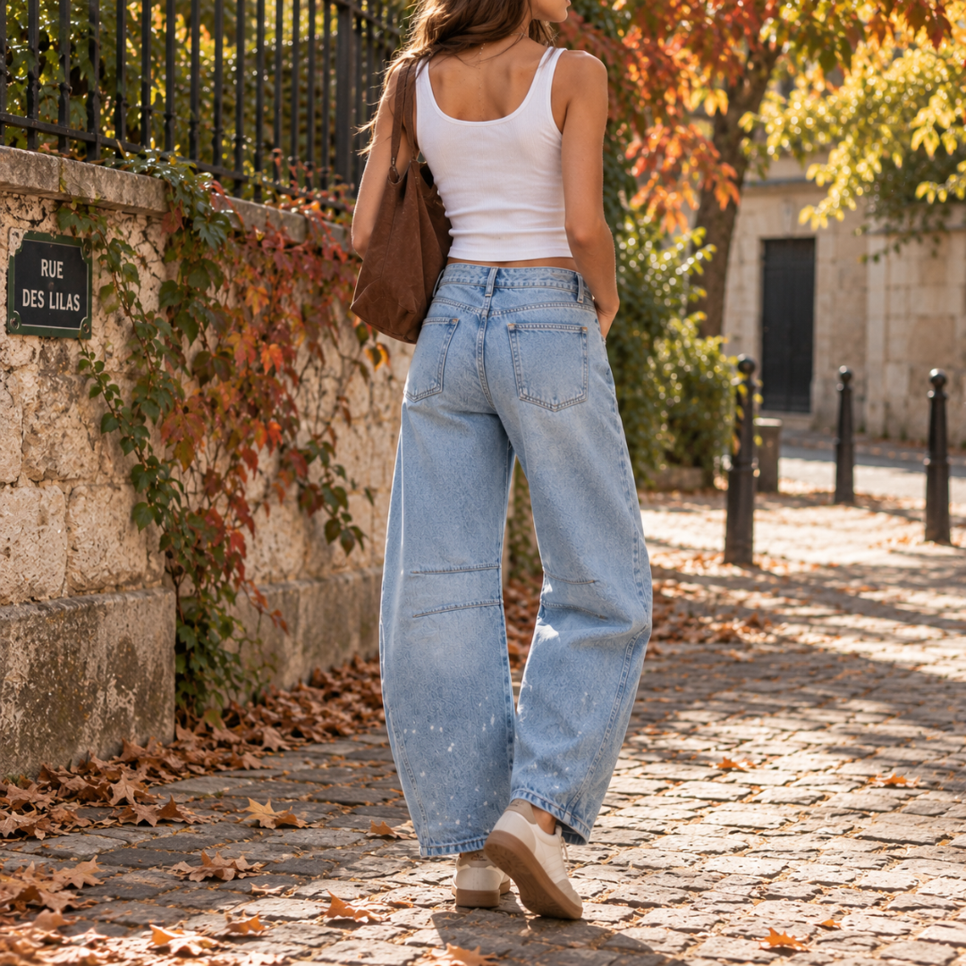 Pantalon femme bleu clair vu de dos, poches arrière plaquées et coupe barrel arrondie